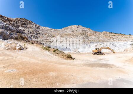 Panoramablick auf den Tagebau mit Bagger bei der Arbeit .Kalksteinabbau. Stockfoto