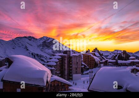 Himmel im Winter über Avoriaz in den französischen Alpen in Brand Stockfoto