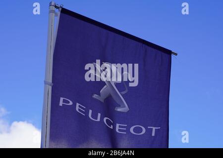 Bordeaux, Aquitanien / Frankreich - 11 12 2019 : peugeot Flaggenblau Logo Autohaus Fahrzeugladen Stockfoto