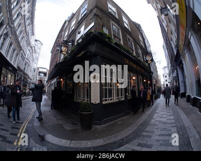 Mittagstrinker, die vor dem Ye Olde Watling London Pub City of London stehen Stockfoto