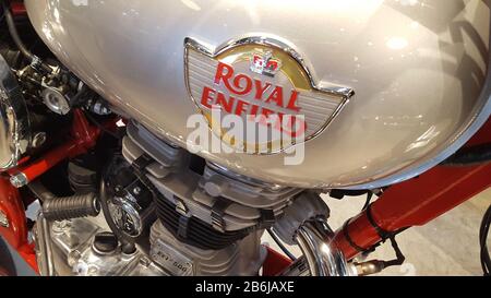 Bordeaux, Aquitanien / Frankreich - 12 19 2019 : Royal Enfields Indien Motorrad Stahl Tank Vintage Historisches Motorrad Stockfoto