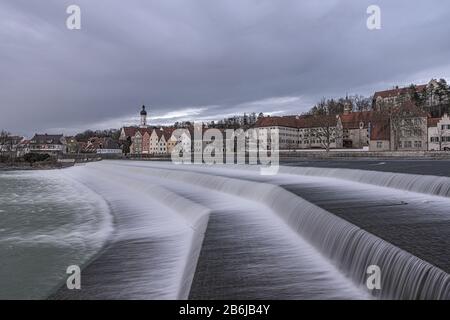 Schöne Landsberg am Lech eine Stadt in Bayern Deutschland mit einem Wasserfall Stockfoto