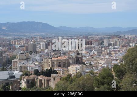 Landschaft der Kathedrale von Malaga und der Stadt Malaga vom Aussichtspunkt Gibralfaro, Spanien Stockfoto