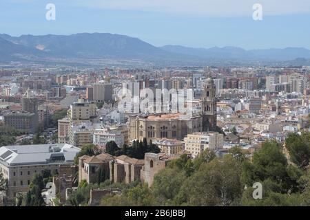 Alte Mauern der Festung Alcazaba und der Kathedrale von Málaga von Gibralfaro Stockfoto