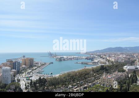 Landschaft des Hafens von Malaga von Gibralfaro Blick ein sonniger Tag Stockfoto