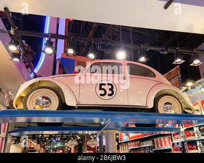 Marne-la-Vallée, Seine et marne / Frankreich - 02 02 02 2020 : disney Store Volkswagen Typ 1 Käfer Herbie Movies Star Car lovebug vw Stockfoto