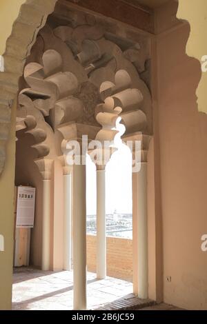 MultiFoil Bögen im nasridischen Stil im alten muslimischen Palast von Alcazaba, Malaga Stockfoto