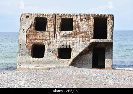 Ruinen des alten Bunkers am Strand an Den nördlichen Forts, Karosta, Liepaja, Lettland Stockfoto