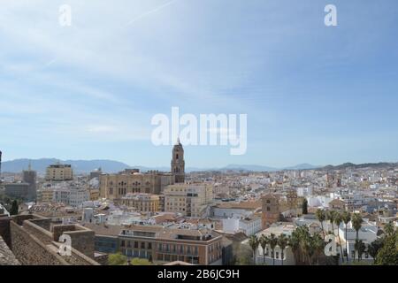 Kathedrale und Stadt von Málaga vom Aussichtspunkt Alcazaba aus ein sonniger Tag, Malaga, Spanien Stockfoto