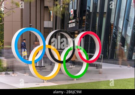 Tokio, japan - 17. november 2019: Olympia-Ringdenkmal des Japan Olympic Museum für die Olympischen und Paralympischen Spiele in Tokio 2020. Stockfoto