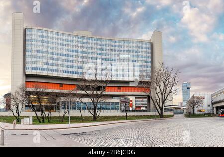 Wien, ÖSTERREICH, 22. MÄRZ 2017: UNO oder Unated Nation City Tower in Wien, Panoramaaufnahme Stockfoto