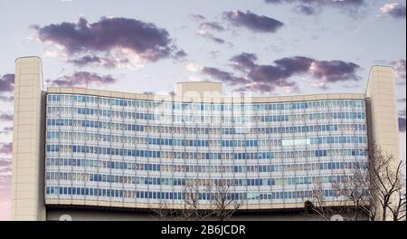 Wien, ÖSTERREICH, 22. MÄRZ 2017: UNO oder Unated Nation City Tower in Wien, Panoramaaufnahme Stockfoto