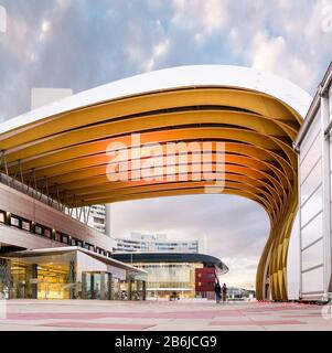 Wien, ÖSTERREICH, 22. MÄRZ 2017: Riesiges modernes Visier schmückt den Eingang zum Gebäude des Austria Centers in Donaucity Stockfoto