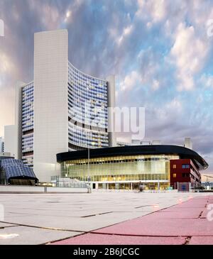 Wien, ÖSTERREICH, 22. MÄRZ 2017: UNO oder Unated Nation City Tower in Wien, Panoramaaufnahme Stockfoto