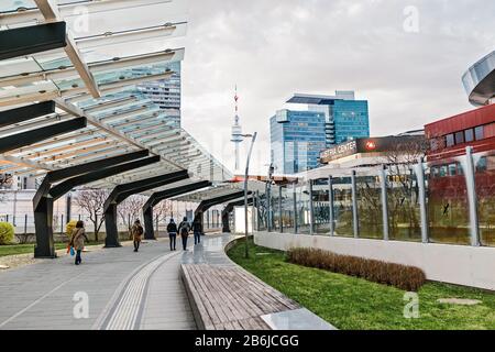 Wien, ÖSTERREICH, 22. MÄRZ 2017: Riesiges modernes Visier schmückt den Eingang zum Gebäude des Austria Centers in Donaucity Stockfoto
