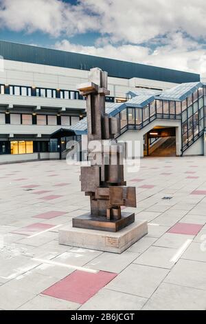 Wien, ÖSTERREICH, 22. MÄRZ 2017: Kunstobjekt heißt große Skulptur von dem Autor Fritz Wotruba im Wiener Bezirk Donaucity Stockfoto