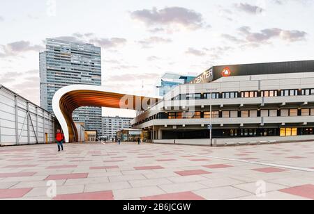 Wien, ÖSTERREICH, 22. MÄRZ 2017: Riesiges modernes Visier schmückt den Eingang zum Gebäude des Austria Centers in Donaucity Stockfoto