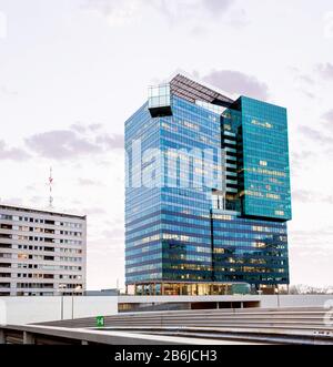 Wien, ÖSTERREICH, 22. MÄRZ 2017: Hohe moderne Wolkenkratzer im Wiener Internationalen Stadtzentrum im 22. Bezirk Stockfoto