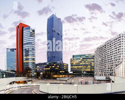 Wien, ÖSTERREICH, 22. MÄRZ 2017: Hohe moderne Wolkenkratzer im Wiener Internationalen Stadtzentrum im 22. Bezirk Stockfoto