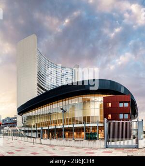 Wien, ÖSTERREICH, 22. MÄRZ 2017: UNO oder Unated Nation City Tower in Wien, Panoramaaufnahme Stockfoto