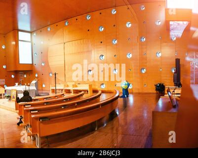 Wien, ÖSTERREICH, 22. MÄRZ 2017: Inneres der Donau-Stadtkirche oder Christus, Hoffnung der Welt in der Nähe des UN-Gebäudes Stockfoto