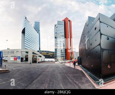 Wien, ÖSTERREICH, 22. MÄRZ 2017: Vienna International Centre, VIC oder UNO-City ist ein Komplex mit hohen Wolkenkratzern mit moderner Kirche Stockfoto