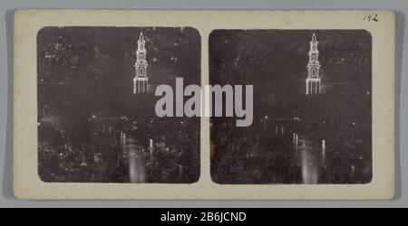 Der beleuchtete Turm der Westerkerk spiegelt die Prinsengracht wider, Amsterdam Es gibt mehrere Anlässe: Für Wester wurde angezündet: Der Besuch Königin Wilhelminas (1910), das 25-jährige Jubiläum der Königin Wilhelmina (1923), die Olympischen Spiele in Amsterdam (1928), die Edison Light Week (1929), Universitätsveranstaltungen (1932) und das 40-jährige Jubiläum der Königin Wilhelmina (1938). Hersteller : Fotograf: Anonymer Ort Herstellung: Amsterdam Datum: 1910 - 1938 Material: Pappe Papiertechnik: Dolchcollodiumzilverdruk Abmessungen: Sekundäres Medium: H 89mm × W 178 mm Betreff: Nacht Kunstlicht Par Stockfoto