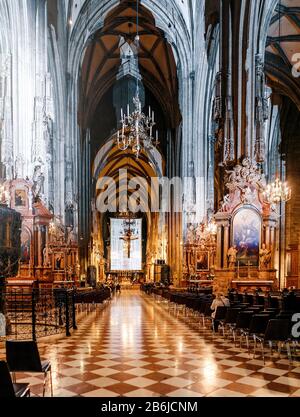 Wien, ÖSTERREICH, 22. MÄRZ 2017: Interieur des berühmten Wiener Wahrzeichen - Stephansdom Stockfoto