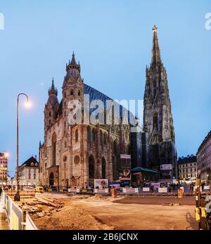 Wien, ÖSTERREICH, 22. MÄRZ 2017: Dom St. Stephan oder Stephansdom in Wien nachts Stockfoto