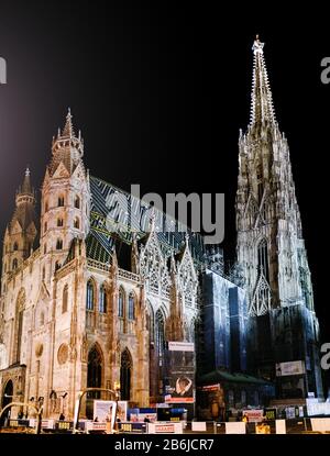 Wien, ÖSTERREICH, 22. MÄRZ 2017: Dom St. Stephan oder Stephansdom in Wien nachts Stockfoto