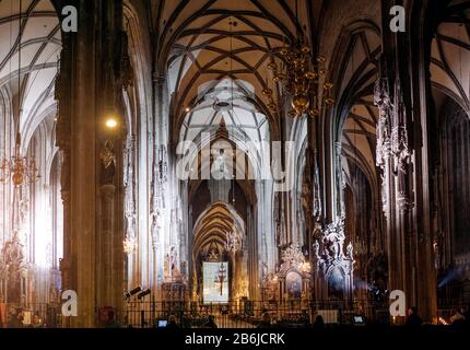 Wien, ÖSTERREICH, 22. MÄRZ 2017: Interieur des berühmten Wiener Wahrzeichen - Stephansdom Stockfoto