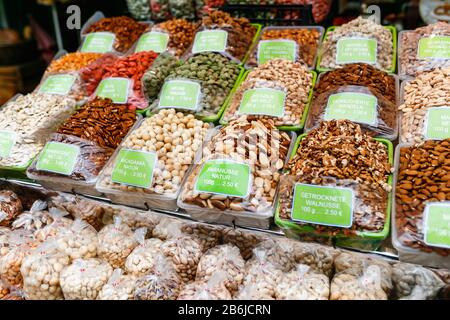 Verschiedene Arten von getrockneten Nüssen mit Preisschildern in deutscher Sprache auf dem Vorzeigemarkt Stockfoto