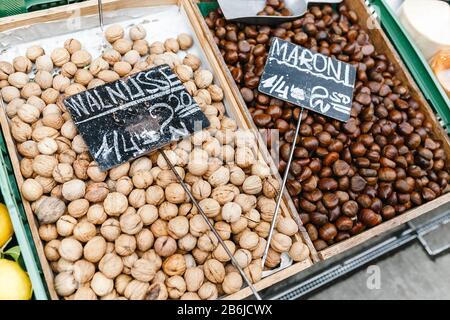 Walnüsse und Haselnüsse am Straßenmarktschalter mit Preisschild auf Deutsch Stockfoto