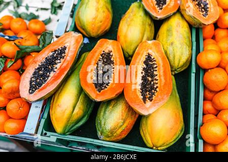 Helle und saftige appetitliche Papaya und andere exotische Früchte an der Theke des Straßenmarktes Stockfoto