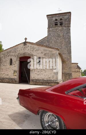 Bordeaux, Aquitanien/Frankreich - 11 19 2019: chevrolet Impala Classic Car Classic Back in der Nähe der alten französischen Kirche Stockfoto