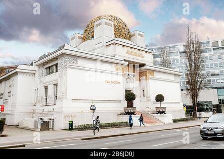 Wien, ÖSTERREICH, 23. MÄRZ 2017: Sezessionsgebäude, Ausstellungshalle für Zeitgenössische Kunst im modernen Stil mit filigraner, vergoldeter Kuppel Stockfoto