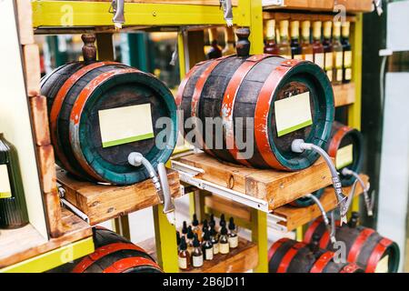 Auf dem freien Markt wird Wein aus Fässern verkauft Stockfoto