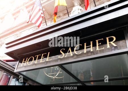 Wien, ÖSTERREICH, 23. MÄRZ 2017: Das berühmte Fünf-Sterne-Luxushotel Sacher in Wien, in dem sich viele Prominente aufhielten Stockfoto