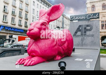 Wien, ÖSTERREICH, 23. MÄRZ 2017: Rosafarbene Kaninchenplastik in der Nähe der Oper in Wien. Hergestellt von dem deutschen Konzeptkünstler Ottmar Horl Stockfoto