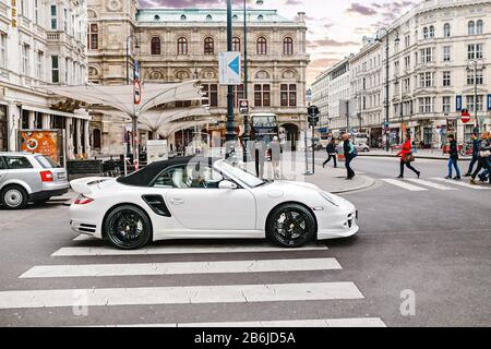 Wien, ÖSTERREICH, 23. MÄRZ 2017: Weißer Porsche-Sportwagen auf den Straßen Wiens Stockfoto