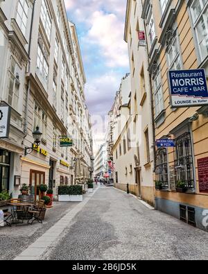 Wien, ÖSTERREICH, 23. MÄRZ 2017: Die enge Straße in der Innenstadt von Wien, Österreich Stockfoto