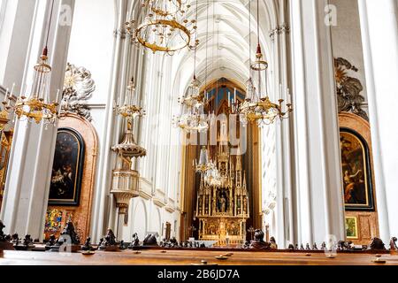 Wien, ÖSTERREICH - 23. MÄRZ 2017: Gotischer Innenraum der Augustinuskirche in Wien Stockfoto