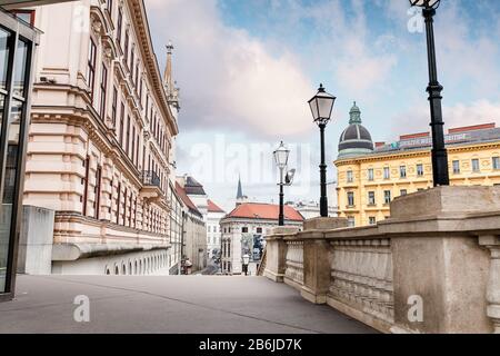 Wien, ÖSTERREICH, 23. MÄRZ 2017: Panoramaaussicht auf die Innenstadtstraße Stockfoto