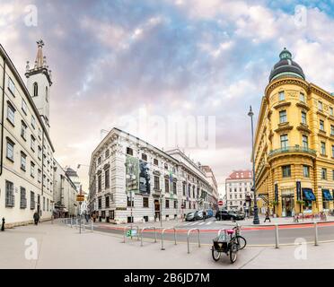 Wien, ÖSTERREICH, 23. MÄRZ 2017: Panoramaaussicht auf die Innenstadtstraße Stockfoto