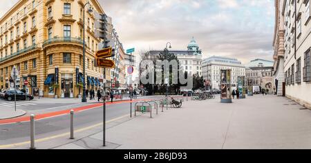 Wien, ÖSTERREICH, 23. MÄRZ 2017: Panoramaaussicht auf die Innenstadtstraße Augustiner mit Albertina und Touristeninformation Stockfoto