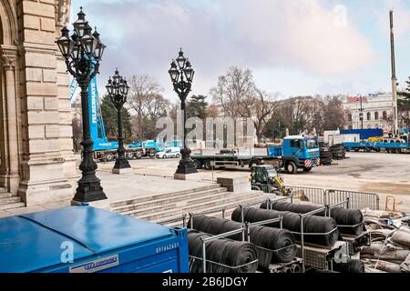 23. MÄRZ 2017, ÖSTERREICH, WIEN: Kabelinstallation an der Wiener Straße Stockfoto