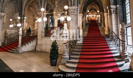Wien, ÖSTERREICH - 23. MÄRZ 2017: Treppenhaus des Wiener Rathauses oder Rathauses, Panorama-Innenansicht des Wahrzeichen Stockfoto