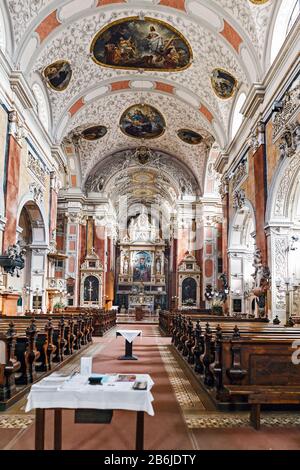 Wien, ÖSTERREICH - 23. MÄRZ 2017: Innenansicht der Schottenkirche in Wien. Stockfoto