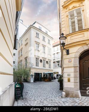 Wien, ÖSTERREICH - 23. MÄRZ 2017: Blick auf die leere Stadtstraße mit alter Architektur Stockfoto