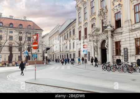 Wien, ÖSTERREICH - 23. MÄRZ 2017: Menschen auf den Straßen der Wiener Stadt mit Verkehr und Fahrradparkplatz Stockfoto